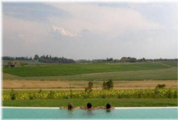 ...contemplando il panorama dell'Agriturismo Il Mandorlo - Agriturismo a Cortona - Tuscany - Italy